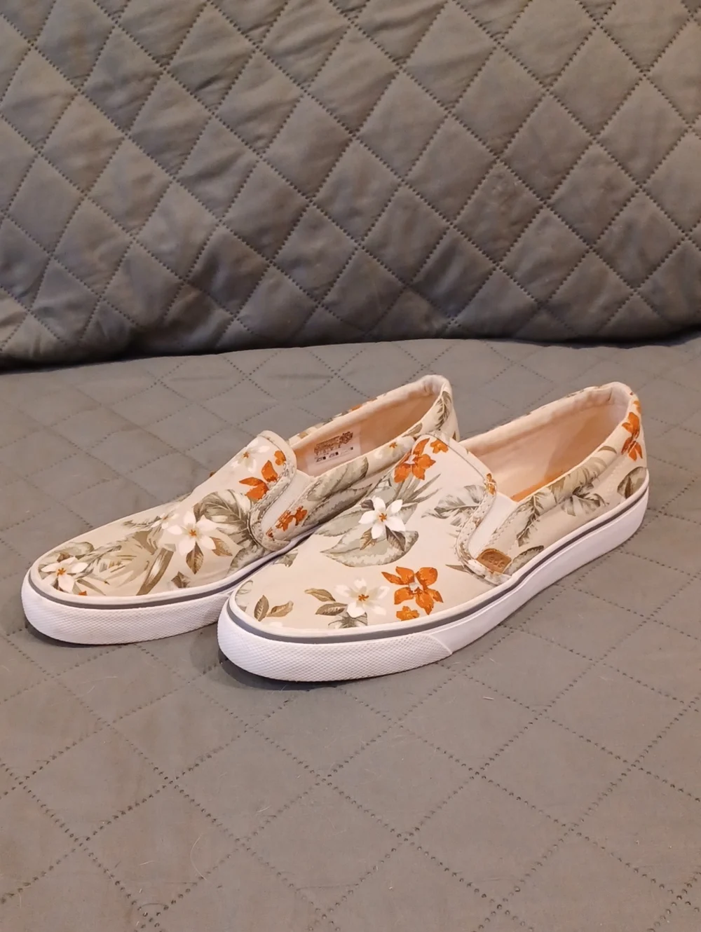 Slip-On Floral Canvas Women's Shoes in Beige Sz 9